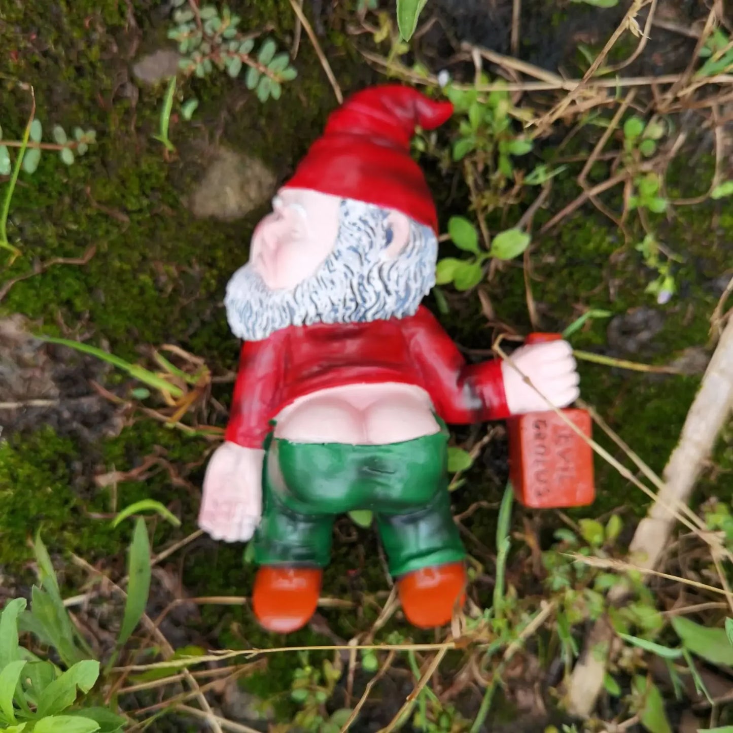 15CM Funny Drunken Christmas Garden Gnome – Weatherproof Resin Statue for Indoor/Outdoor Home Décor